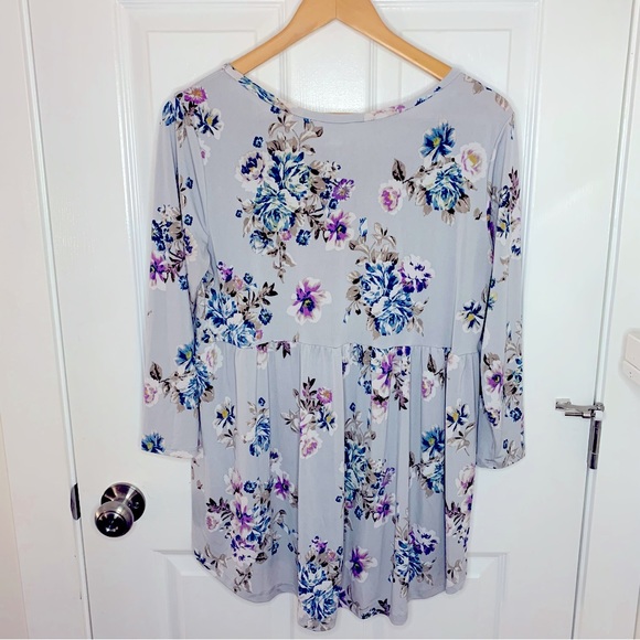 Floral quarter sleeve top - Picture 2 of 5